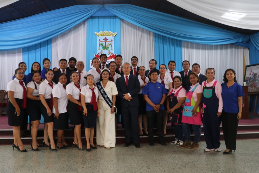 Ceremonia de Izamiento del Pabell&oacute;n Nacional en el marco de la celebraci&oacute;n de los 22 Aniversario Institucional de la Unidad de Gesti&oacute;n Educativa Local de Moyobamba.