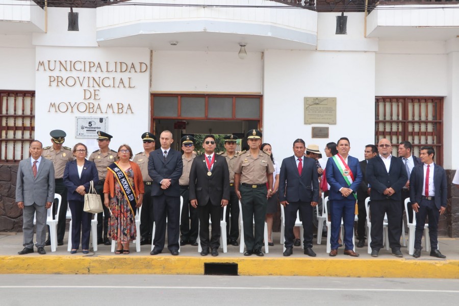 Izamiento del Pabell&oacute;n Nacional, Provincial y Bandera de la Paz en el marco del XXI Aniversario Institucional de la UGEL de Moyobamba.