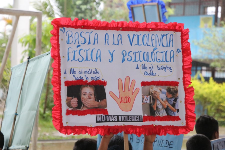 Lanzamiento de la campa&ntilde;a "S&aacute;cale Tarjeta Roja a la Violencia".